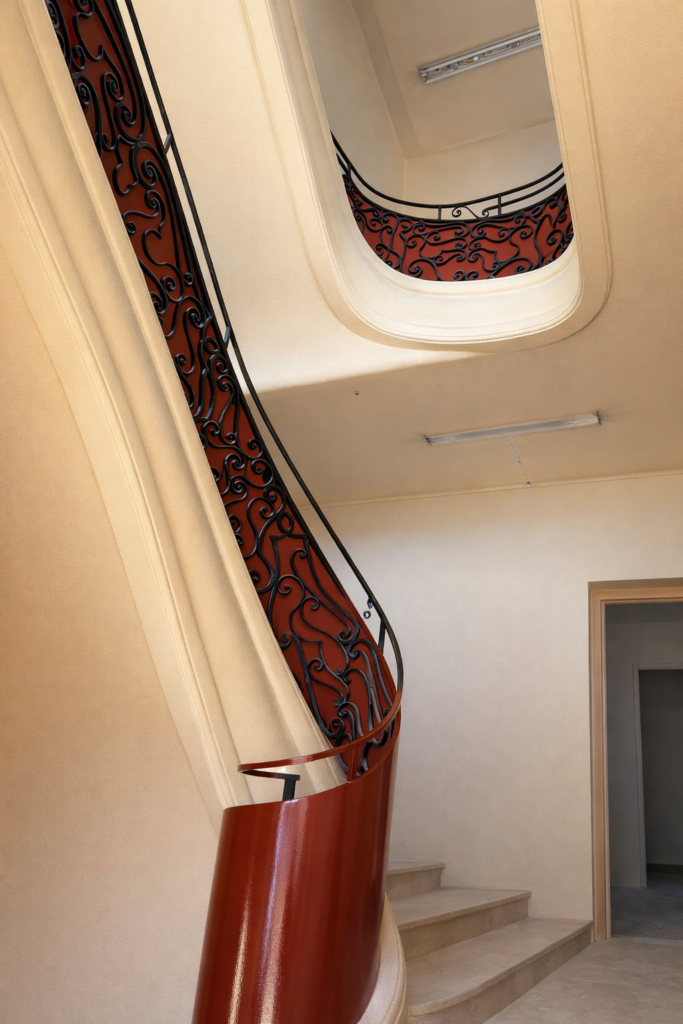 Réhabilitation d'un escalier Art Déco par Torras Métallerie en Occitanie.